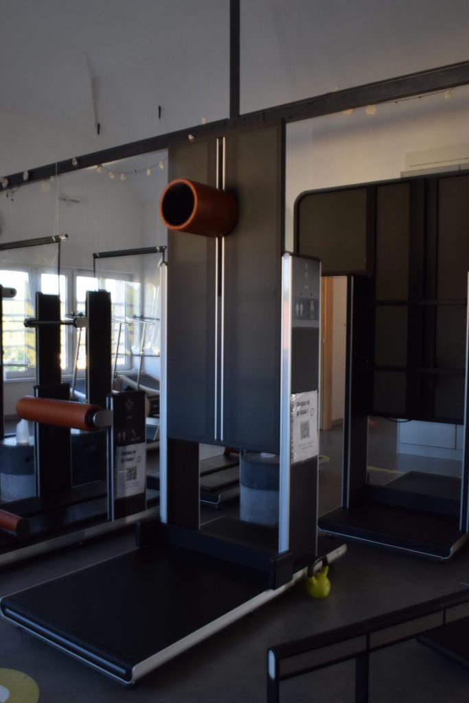 Salle de gym moderne et épurée