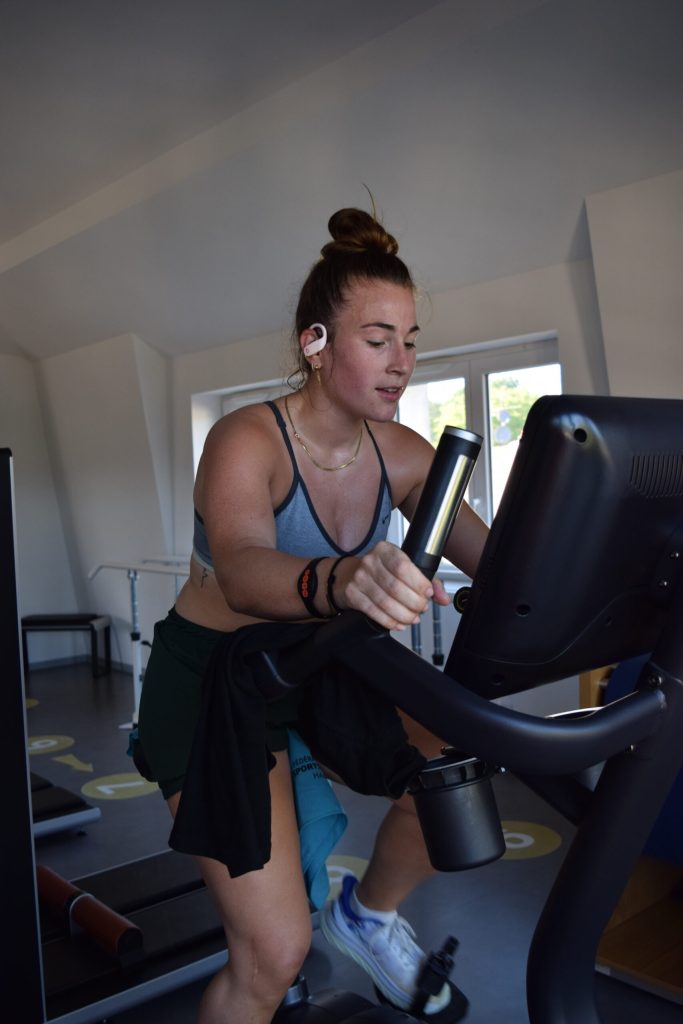 Femme faisant du cardio en salle