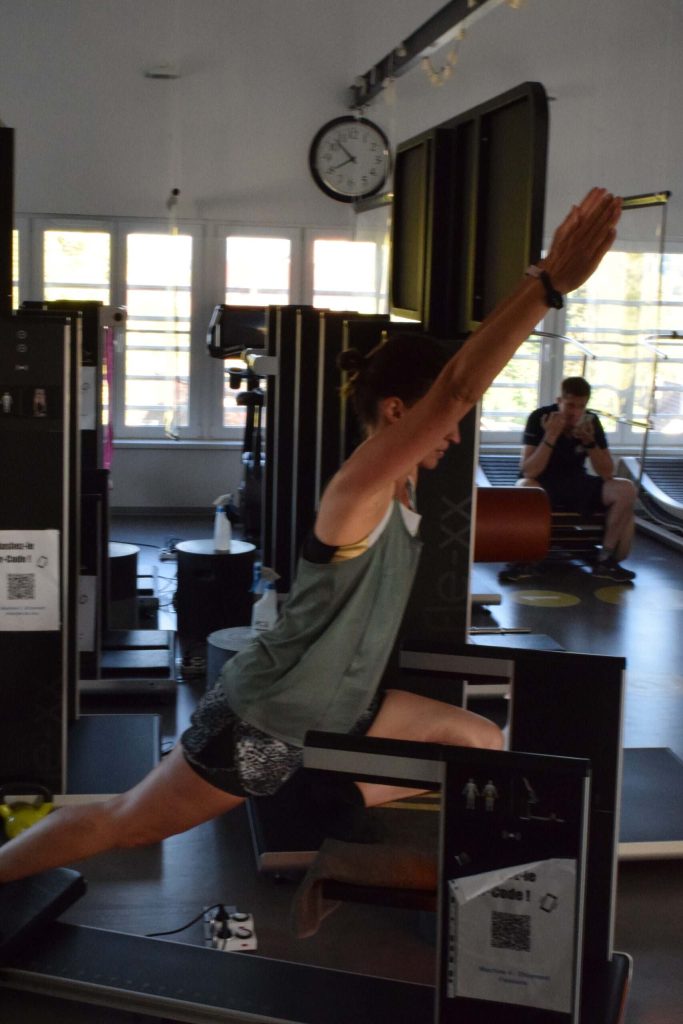 Femme s'exerçant dans une salle