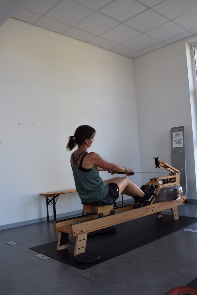 Femme faisant de l'aviron intérieur