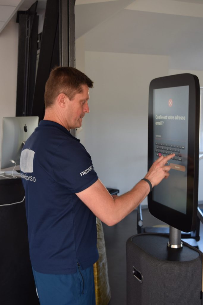 Homme utilisant un écran interactif